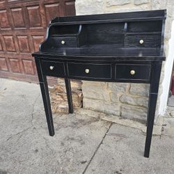 Brand New SAFAVIEH Landon Writing Desk With Look Of The Ages 