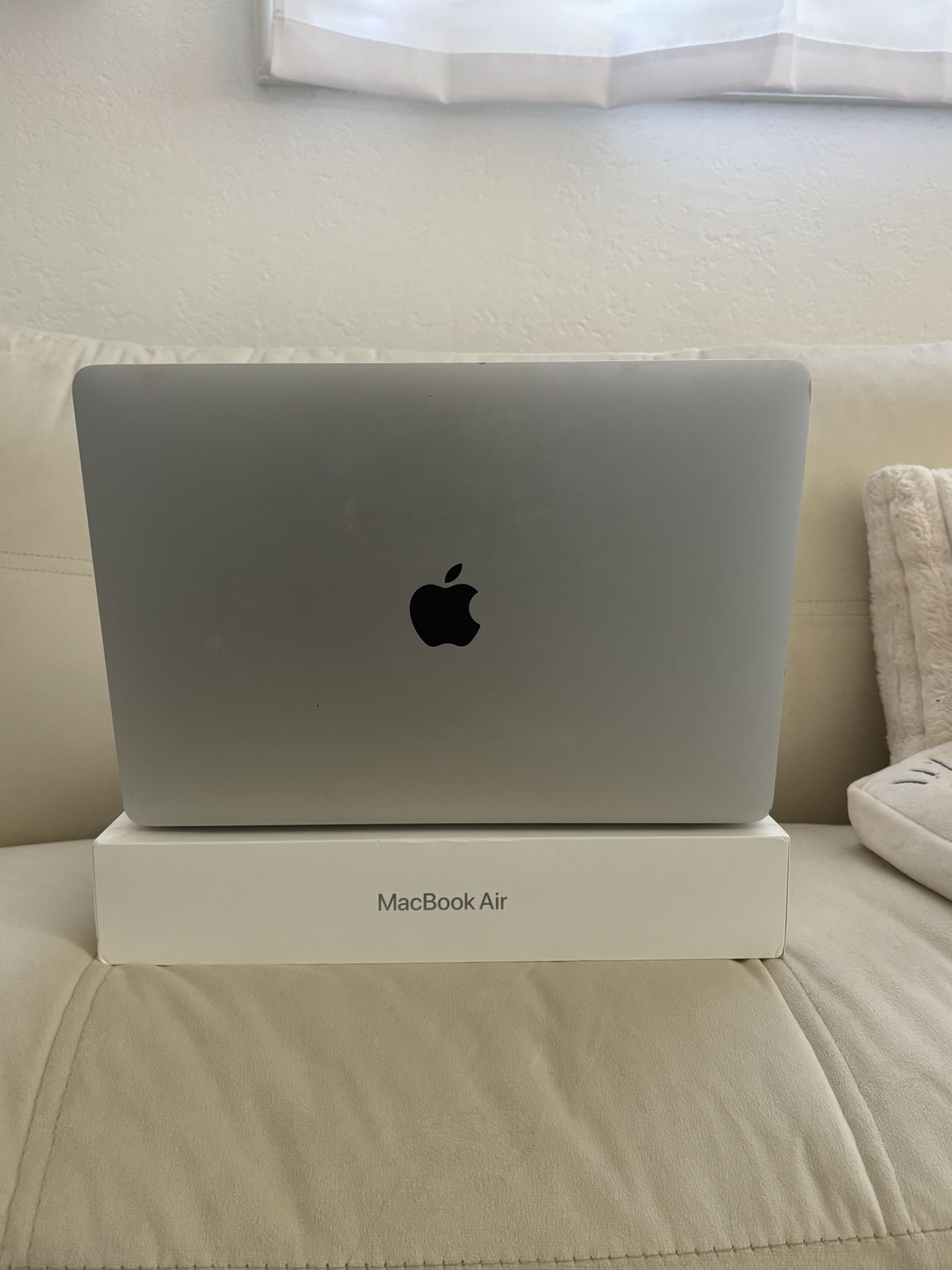 2020 MacBook Air 13inch 256GB