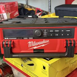 BRANDNEW M18 BLUETOOTH RADIO + BATTERY CHARGER USB 