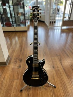 GIBSON LES PAUL CUSTOM, LIGHT USED CONDITION, COMES WITH HARD CASE