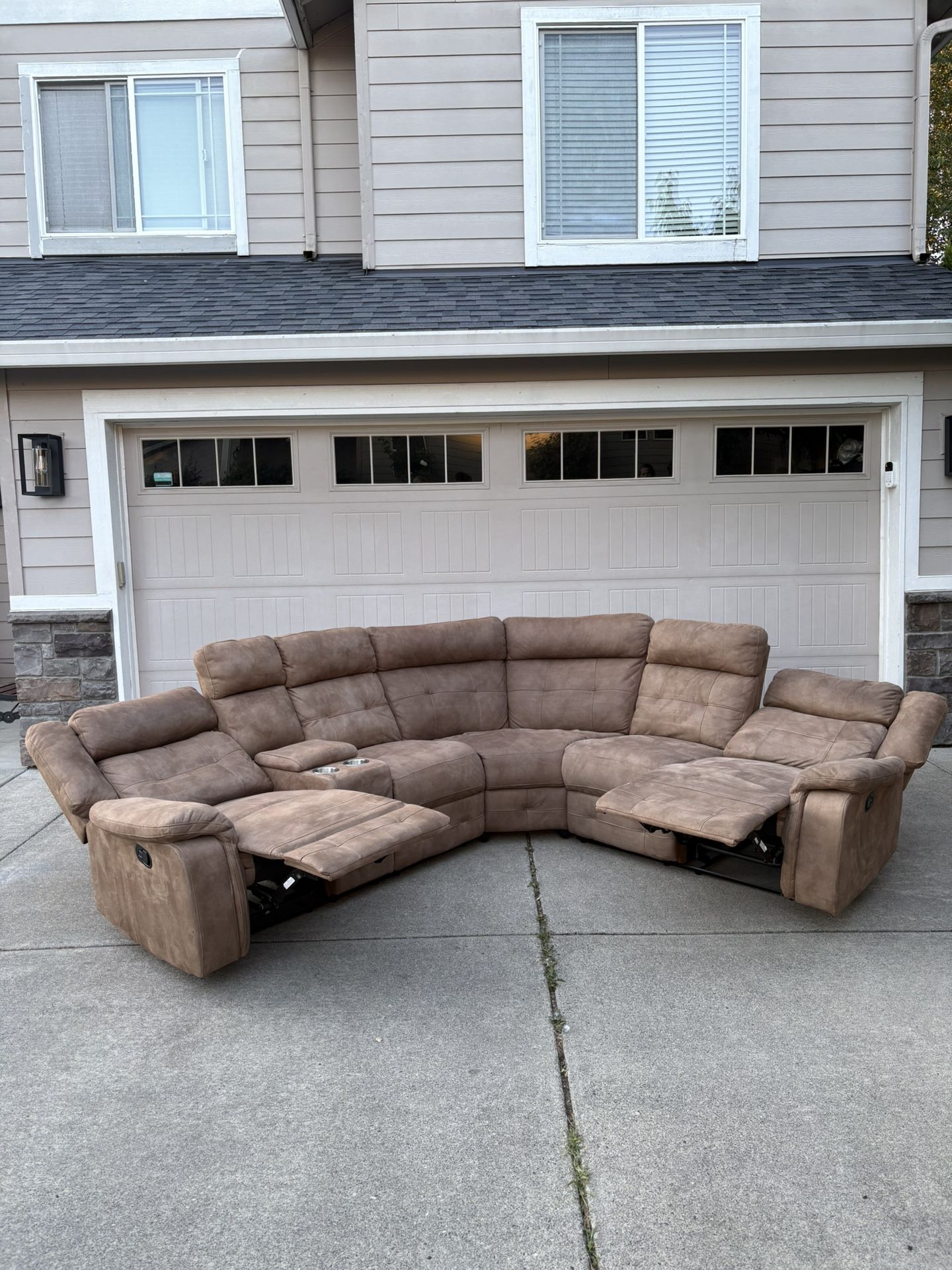 Clean Reclining 3-piece Sectional w/ Cupholders & Storage