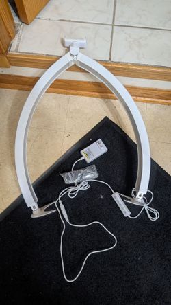 white, foldable LED half-moon desk lamp designed for nail technicians or https://offerup.com/redirect/?o=ZXN0aGV0aWNpYW5zLkl0 includes a remote contro