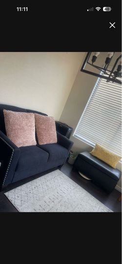 Modern couch/live seat with nailhead studs trimming in great condition