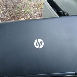 HP LABTOP  COMPUTER  WINDOWS  10  / 930 GIGS  HARD  DRIVE STORAGE  AND 4 GIGS  RAM  CAMERA AND  WIFI  ORIGINAL  CHARGER  WORKS  FINE