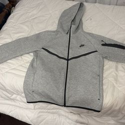 GREY NIKE TECH SIZE M