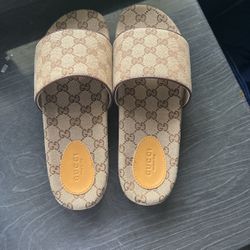  Men Gucci Slides 