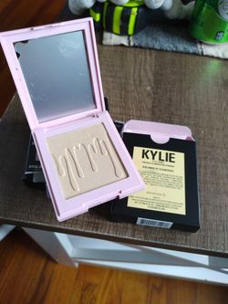 Kylie Jenner Pressed Illuminating Powder