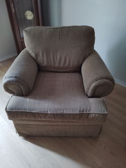 Broyhill solid arm chair