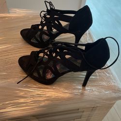 Black Pumps