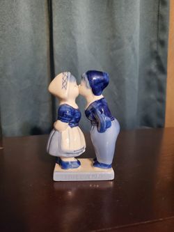  Delft Blue Holland Kissing Boy and Girl 