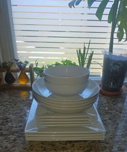 Dinnerware set