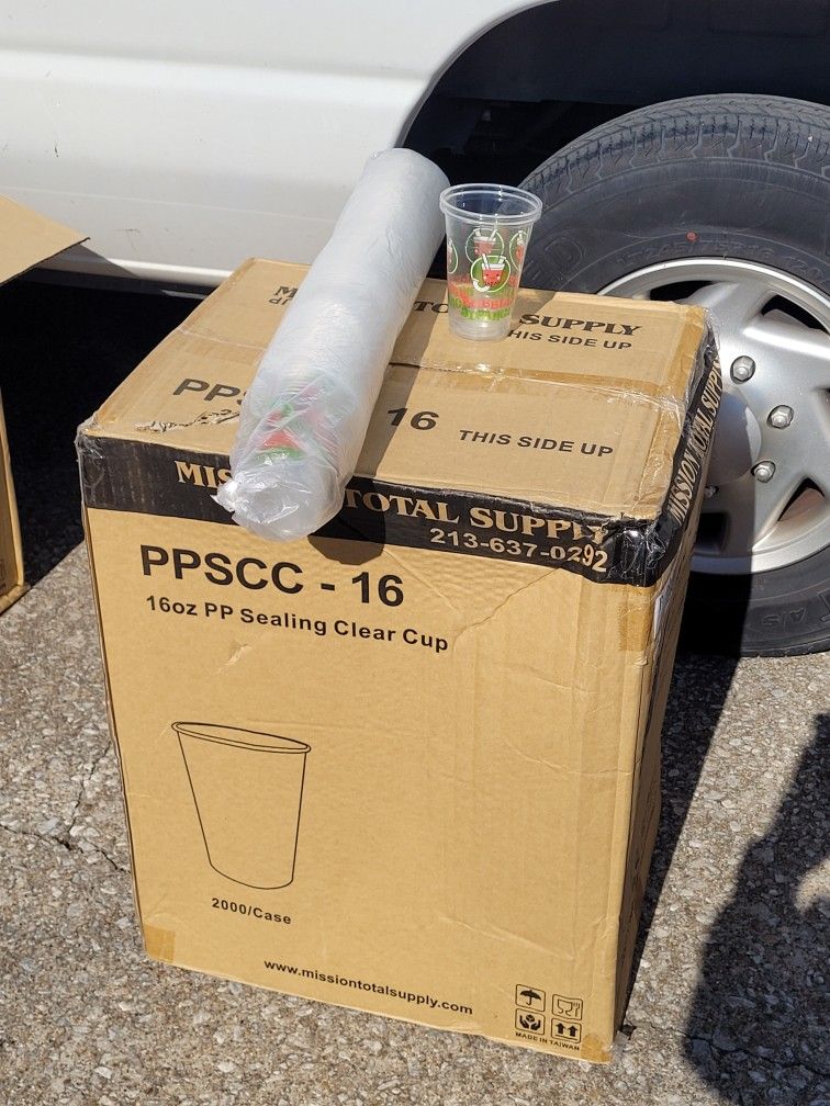 FOR SALE BOX OF PLASTIC CUPS 16OZ 2000 COUNT.