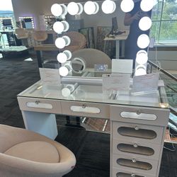 Brand New Elegant Vanitii Desk And Hollywood Mirror Set 