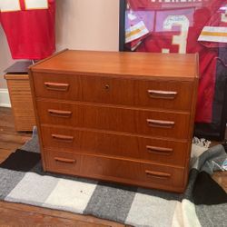 Vintage Mid Century 4 Drawer Dresser 