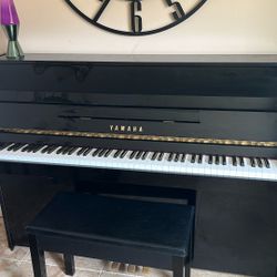 Yamaha. upright piano. gloss black.  like new