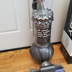 NEW Cond DYSON ANIMAL BIG BALL  , AMAZING POWER SUCTION. , ALL ATTACHMENTS  ,  , WORKS EXCELLENT  , IN THE BOX 