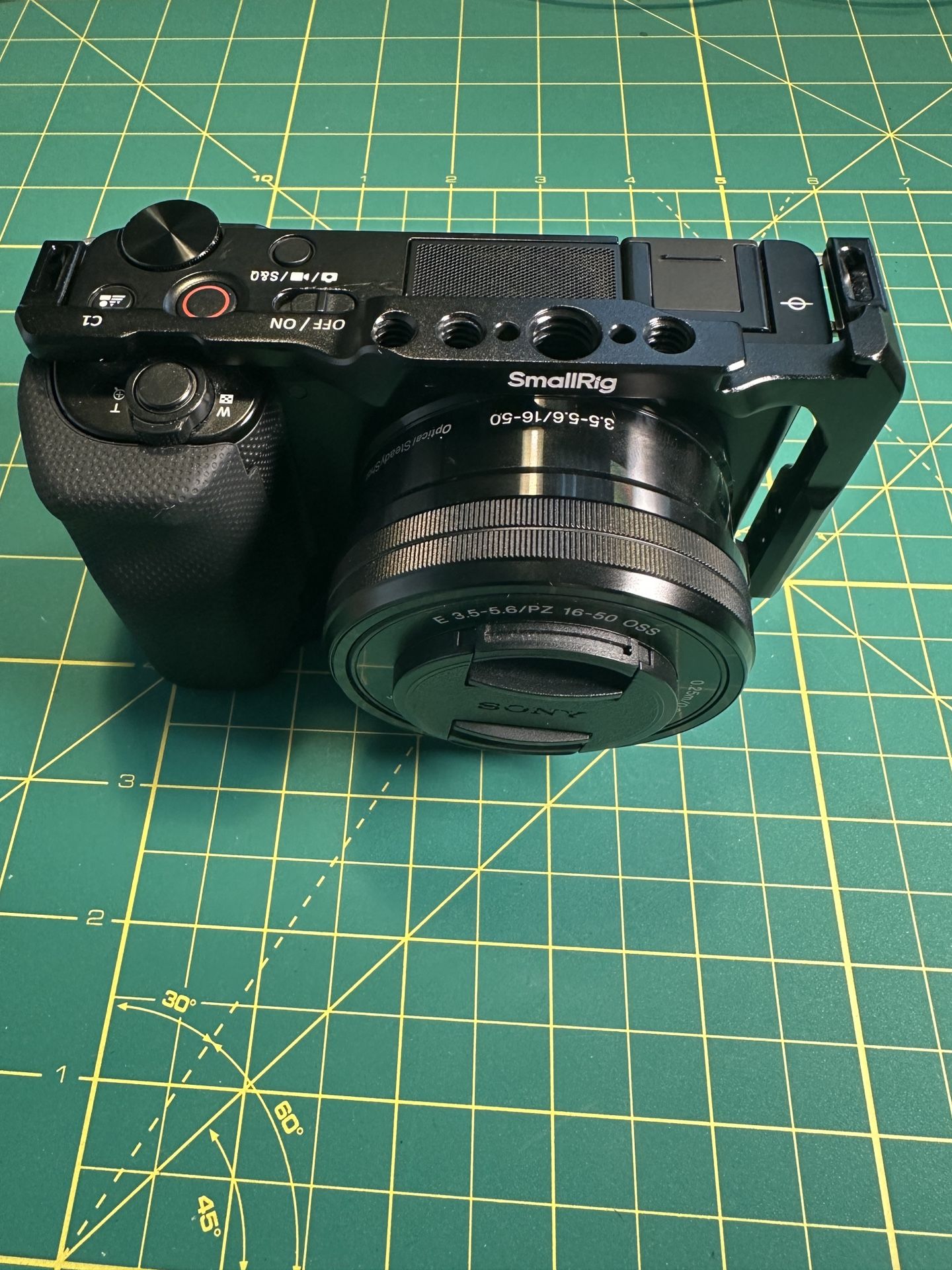 Sony ZVE-10 w/smallrig Cage