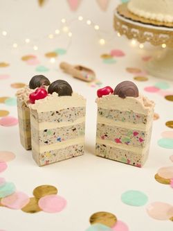 Artisan Birthday Cake Soap/ Jabón Artesanal Cake de Cumpleaños