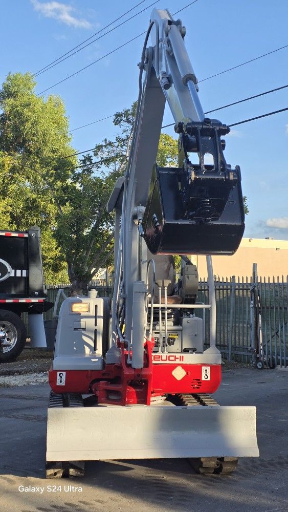 2015 TAKEUCHI TB125 MINI EXCAVATOR OPEN CAB WITH HAMMER LINE KIT THIRD VALVE & QUICK COUPLER
 
BRAND NEW RUBBER TRACKS 