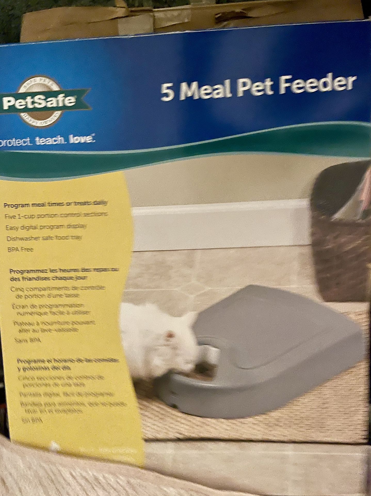 5 Meal Pet Feeder - NEW in Box! For Car Or Small Dog!