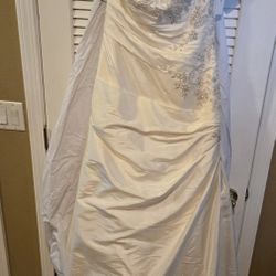 Ivory Taffeta Bridal Dress w/ Floral Appliqué – Never Worn!