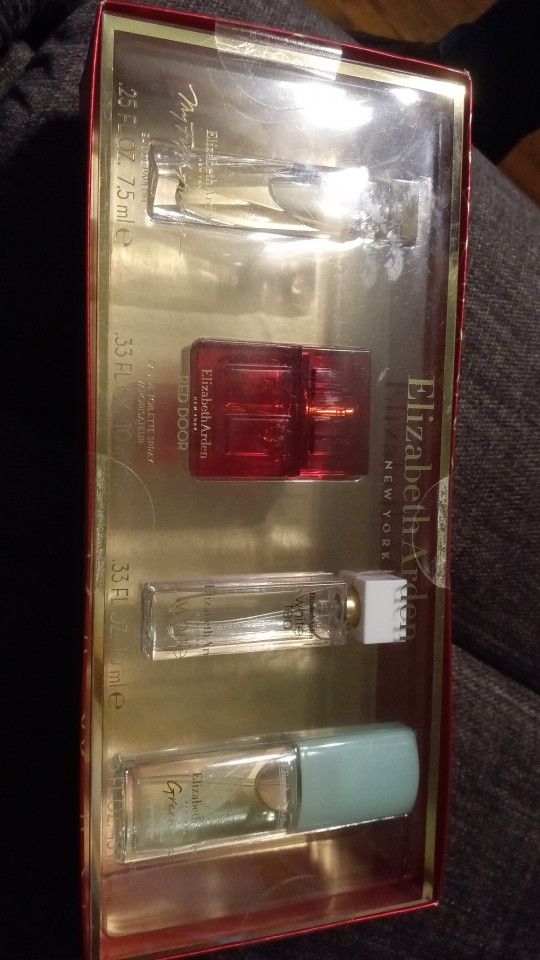 Elizabeth Arden Mini Perfume Set, Cross Posted, North Riverside 
