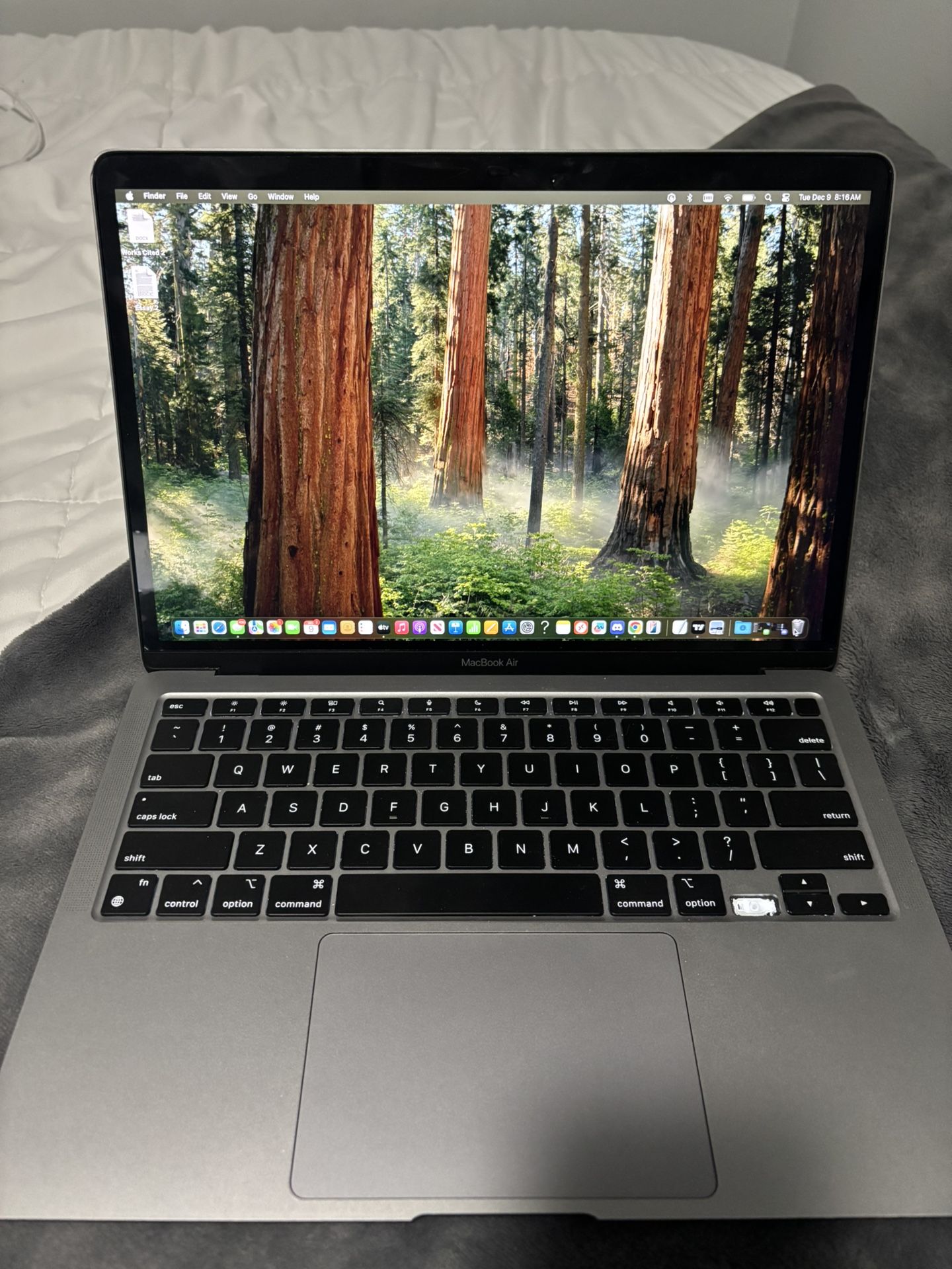 2020 MacBook Air (M1, 13.3″) — 8 GB RAM, 256 GB SSD — works fine, one key missing