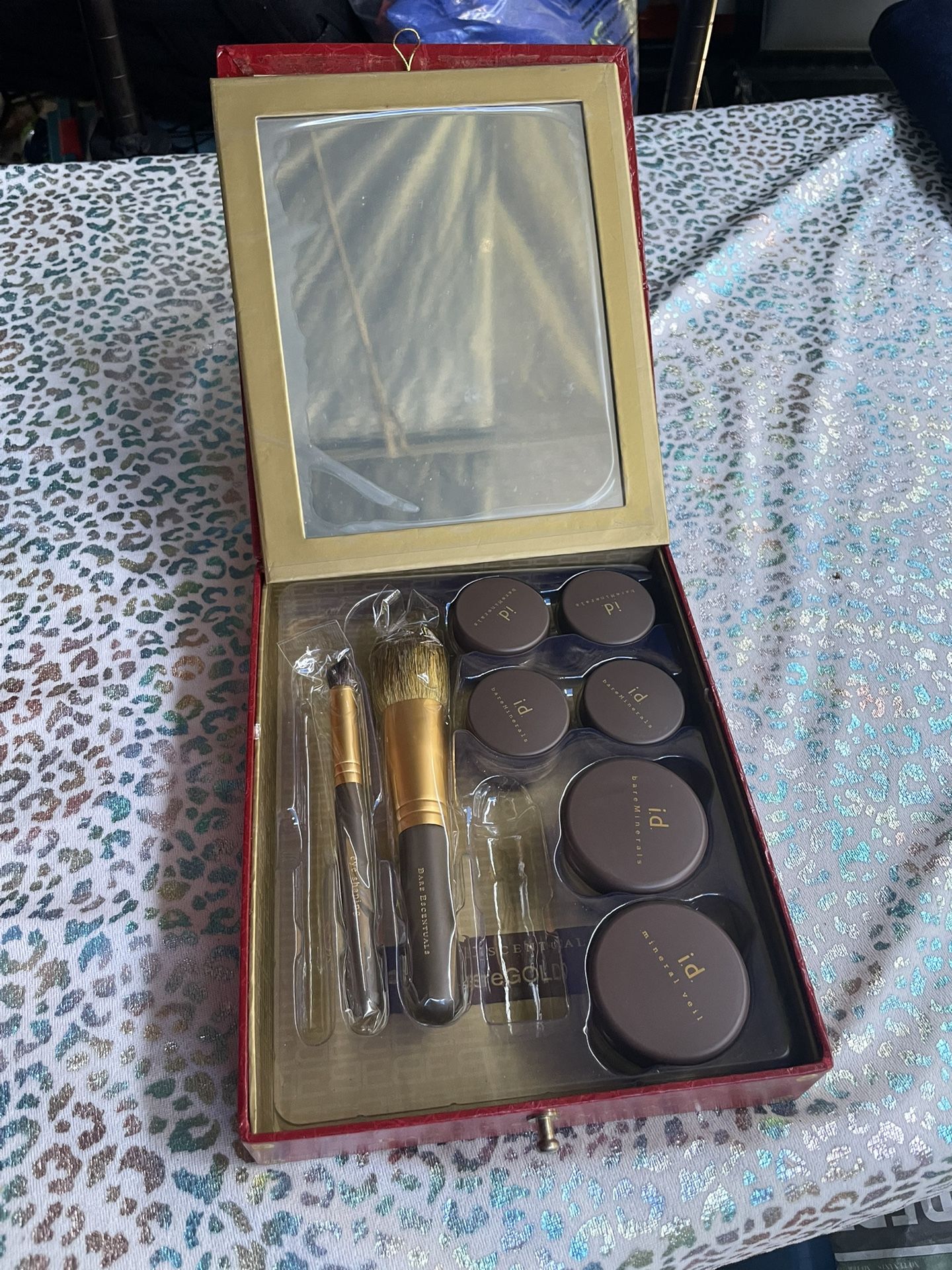 BEAUTIFUL BARE ESCENTUALS BRAND NEW