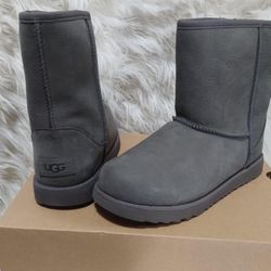 UGG SIZE 7 NEW