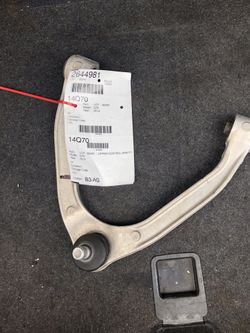 Infiniti Q70 upper control arm