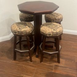 Table With 4 Chairs Great Condition 