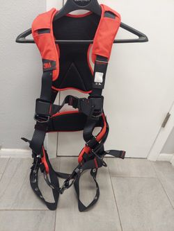 NIB: Protecta Pro Full Body Harness And Nano-Lok Self Retracting Lanyards 