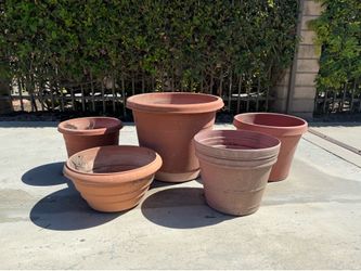 Assorted plastic planter pots