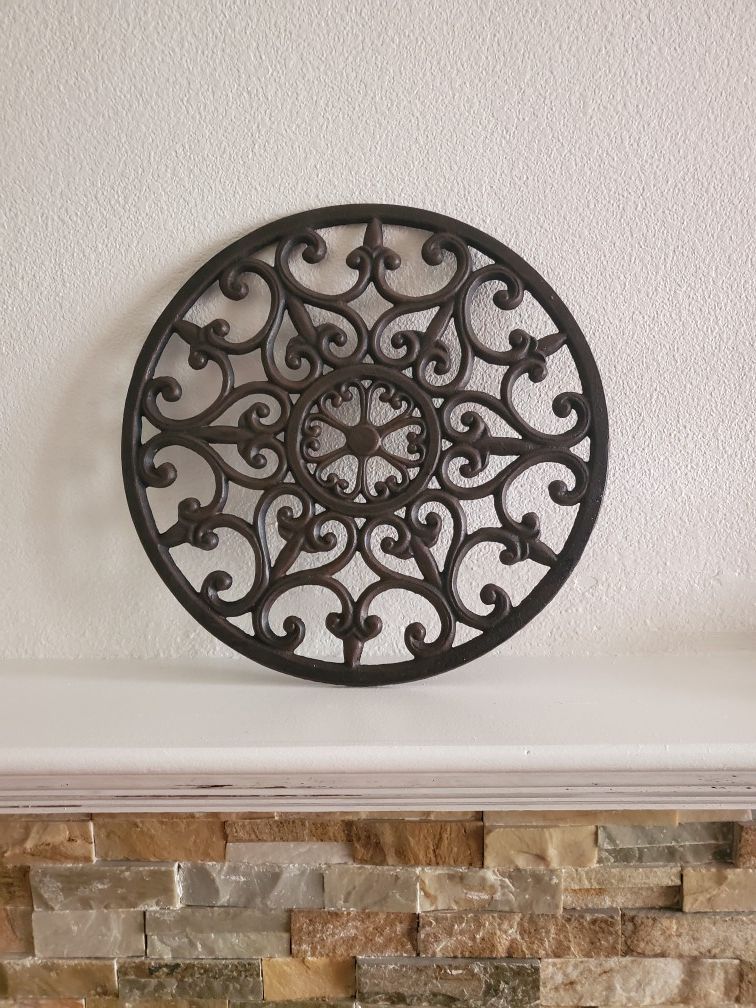 Rare Southern Living Oversized Iron Pot Trivel/Wall Decor