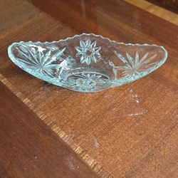 Lovely 9” x 4” clear glass vintage collectible bowl