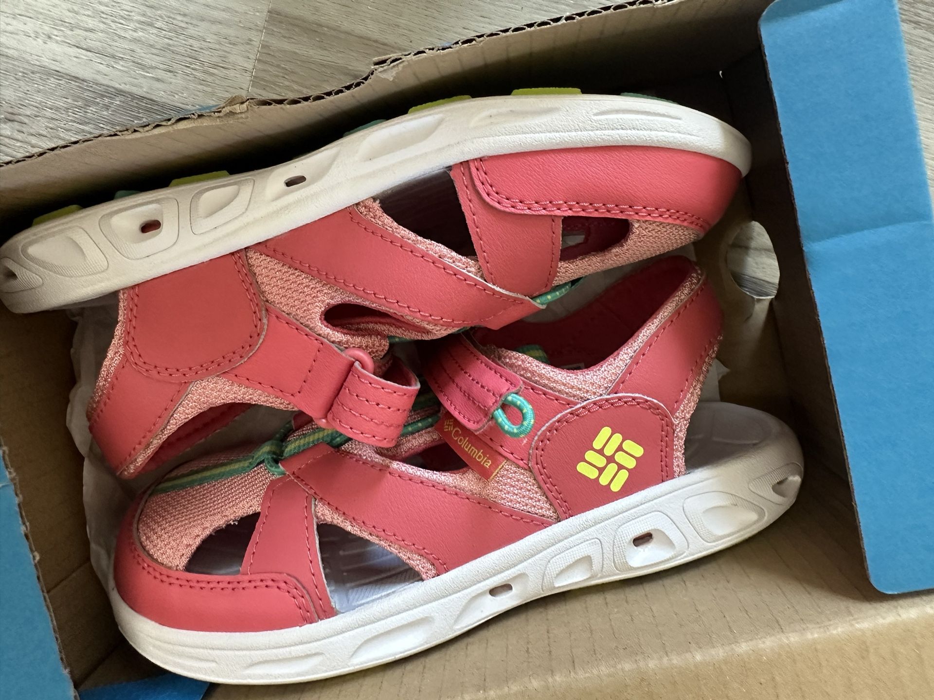 Sandals New In The Box Columbia Size 4 Young Adult