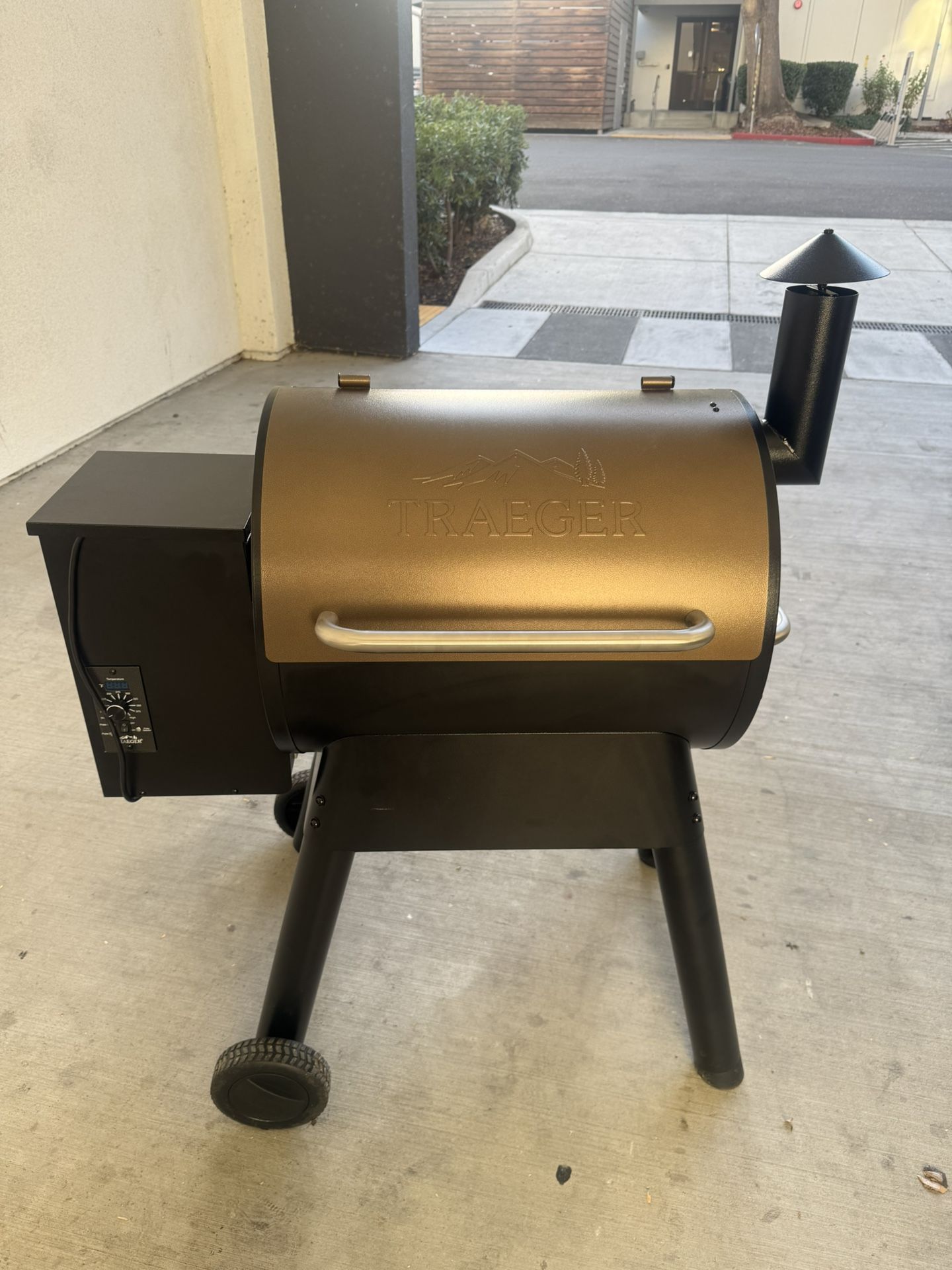 *Brand New* Traeger Grill & Smoker Pro Series