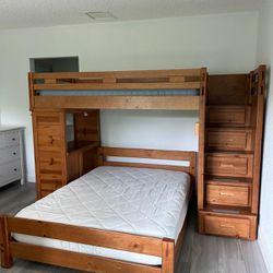 BUNK BED WITH DESK/ DRAWERS/ TWIN ON TOP/ FULL ON BOTTOM/ MATTRESS INCLUDED/ IN GREAT CONDITION/ DELIVERY NEGOTIABLE 🚚