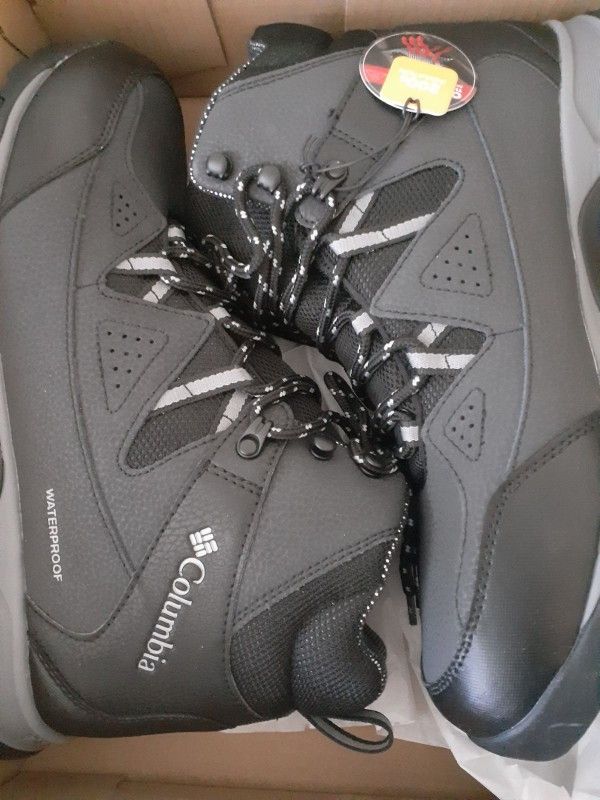 Columbia Men's Boots Size 13M  OMNI HEAT WATERRPROOF 200g INSULATION  NEW