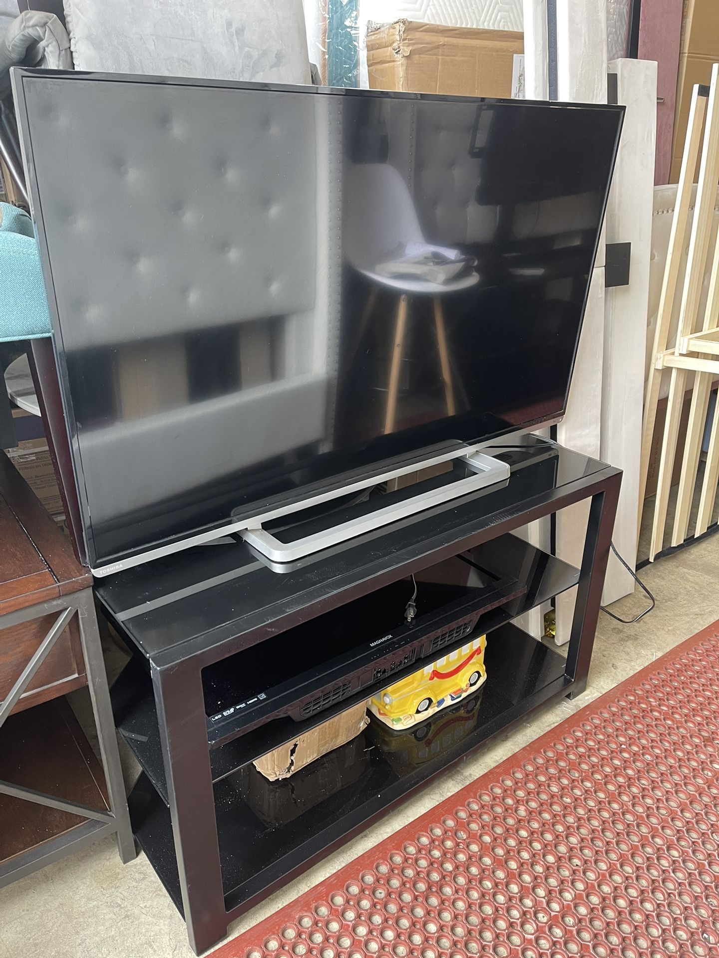 Toshiba Flat Screen Tv And Tv Stand 