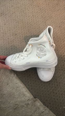 White Converse Size 7 Women’s