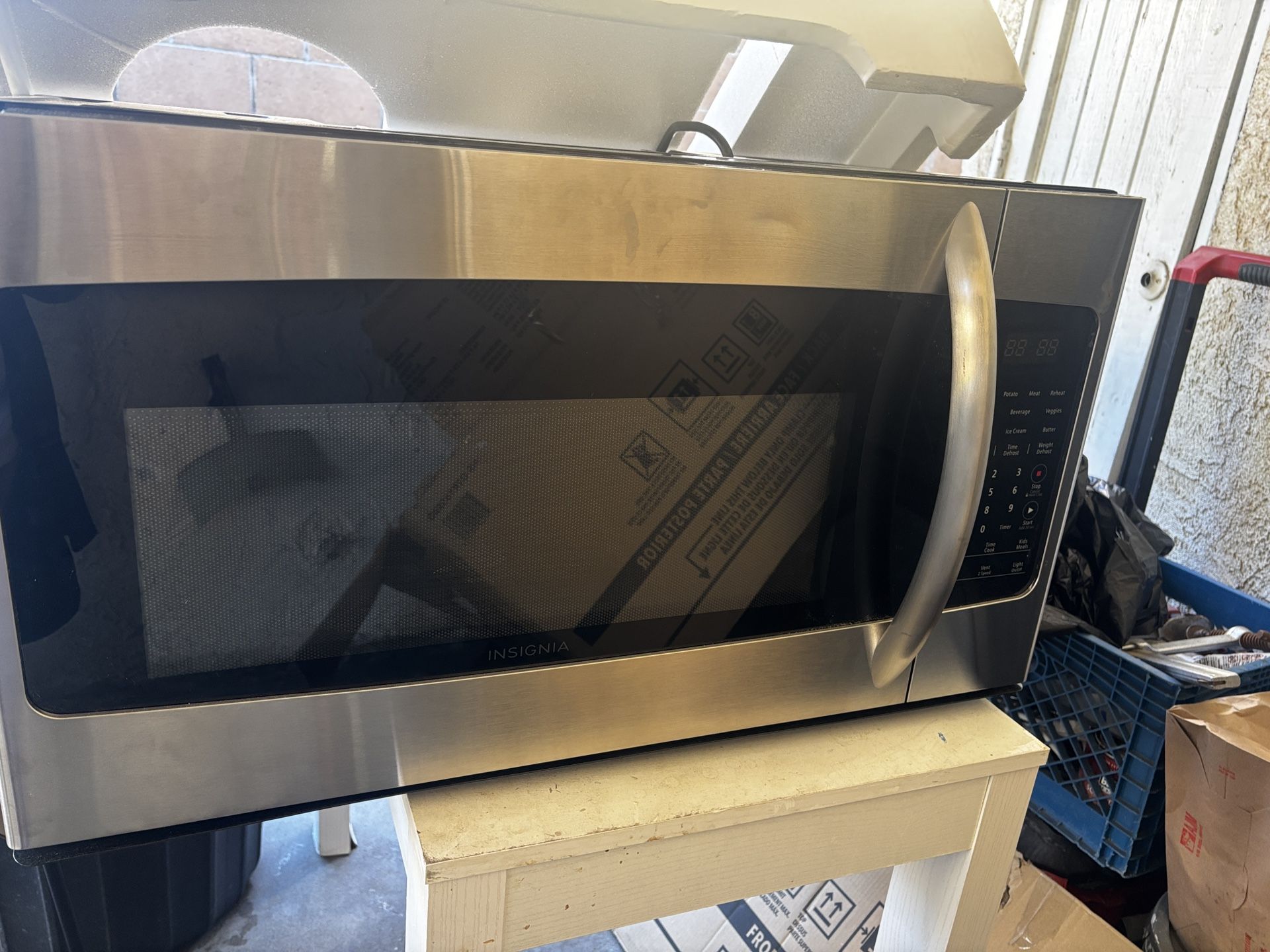 Brand NEW INSIGNIA Microwave