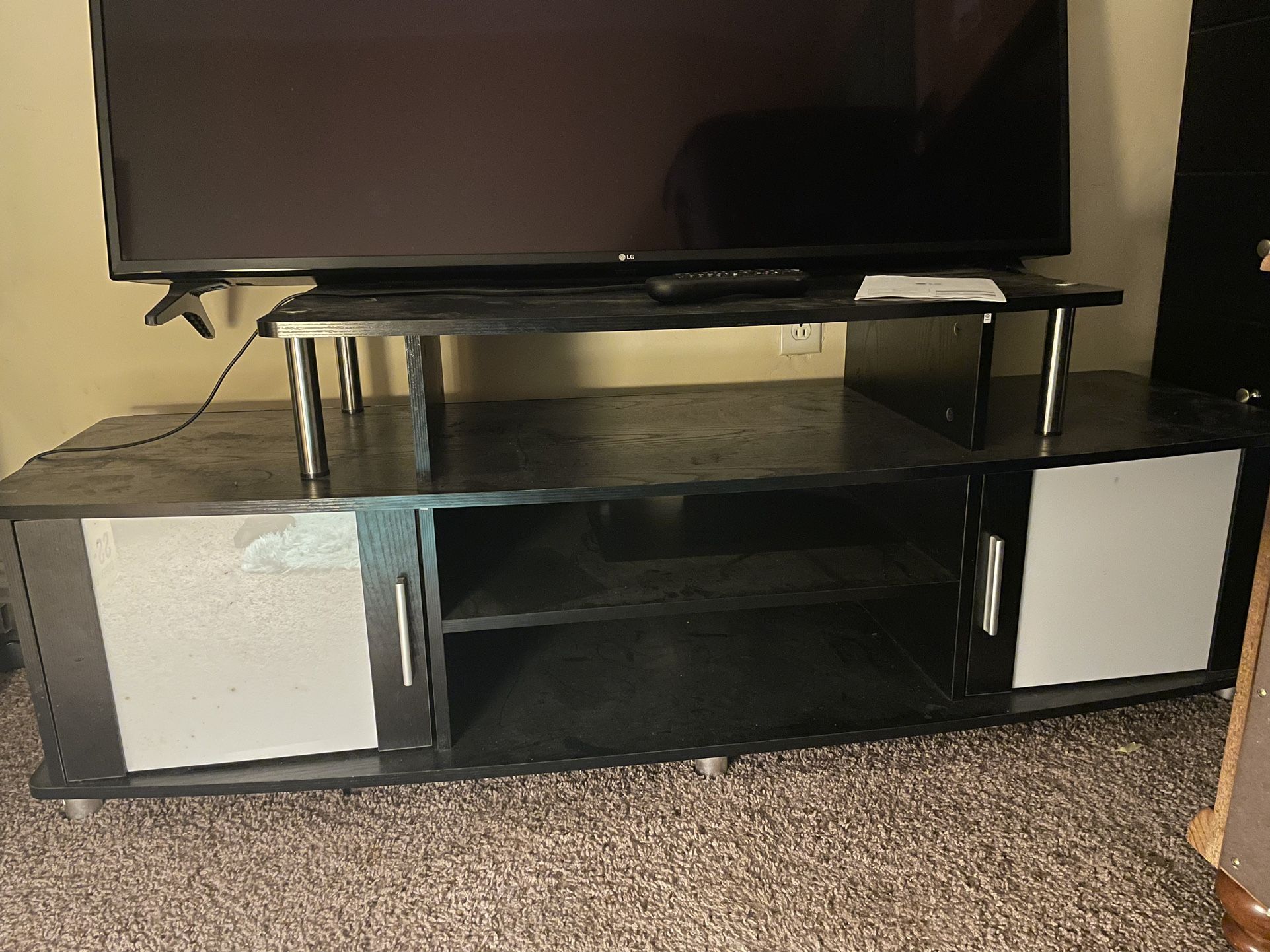 TV  / ENTERTAINMENT STAND