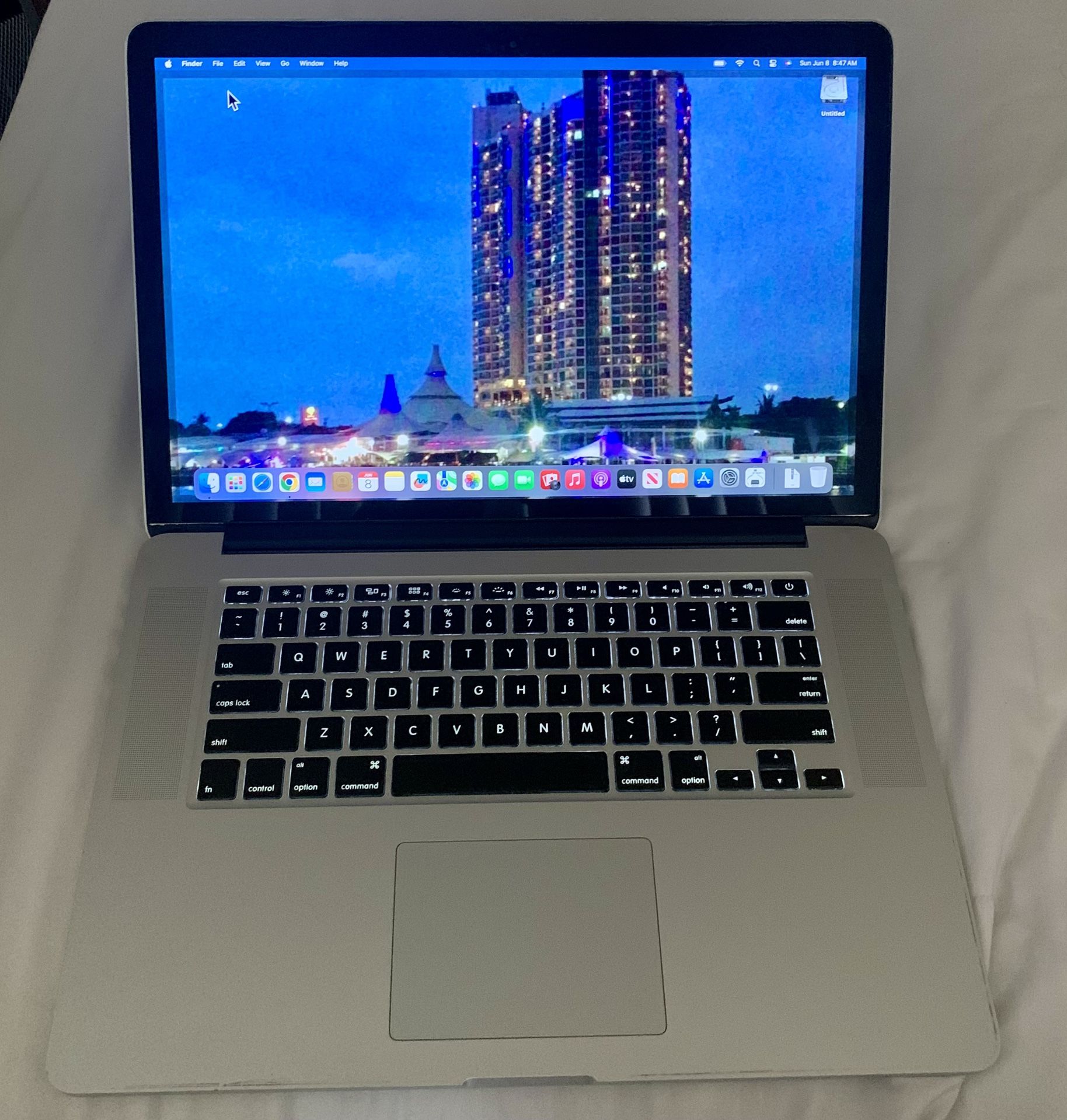 Apple MacBook Pro 15.4” - macOS 15.5 Sequoia