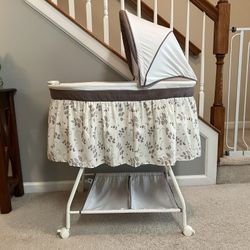 Delta Baby Bassinet with adjustable hood