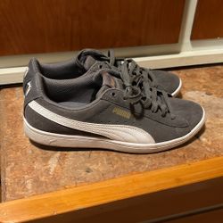 Women’s Pumas Size 7
