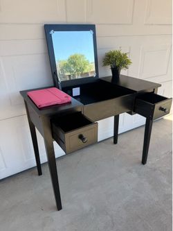 Versatile vanity desk