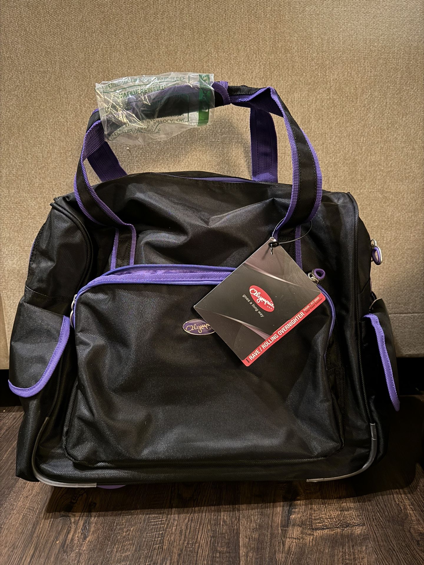 Olympia U.S.A Deluxe Fashion Rolling Overnighter