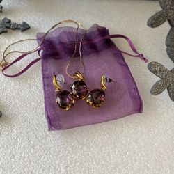 VTG 3pc Gold Tone 16” Chain W/Purple Stoned Pendant & Matching Dangle Earrings