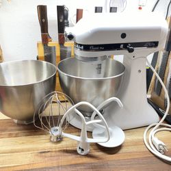 5 Quart Kitchenaid Tilt head Stand Mixer
